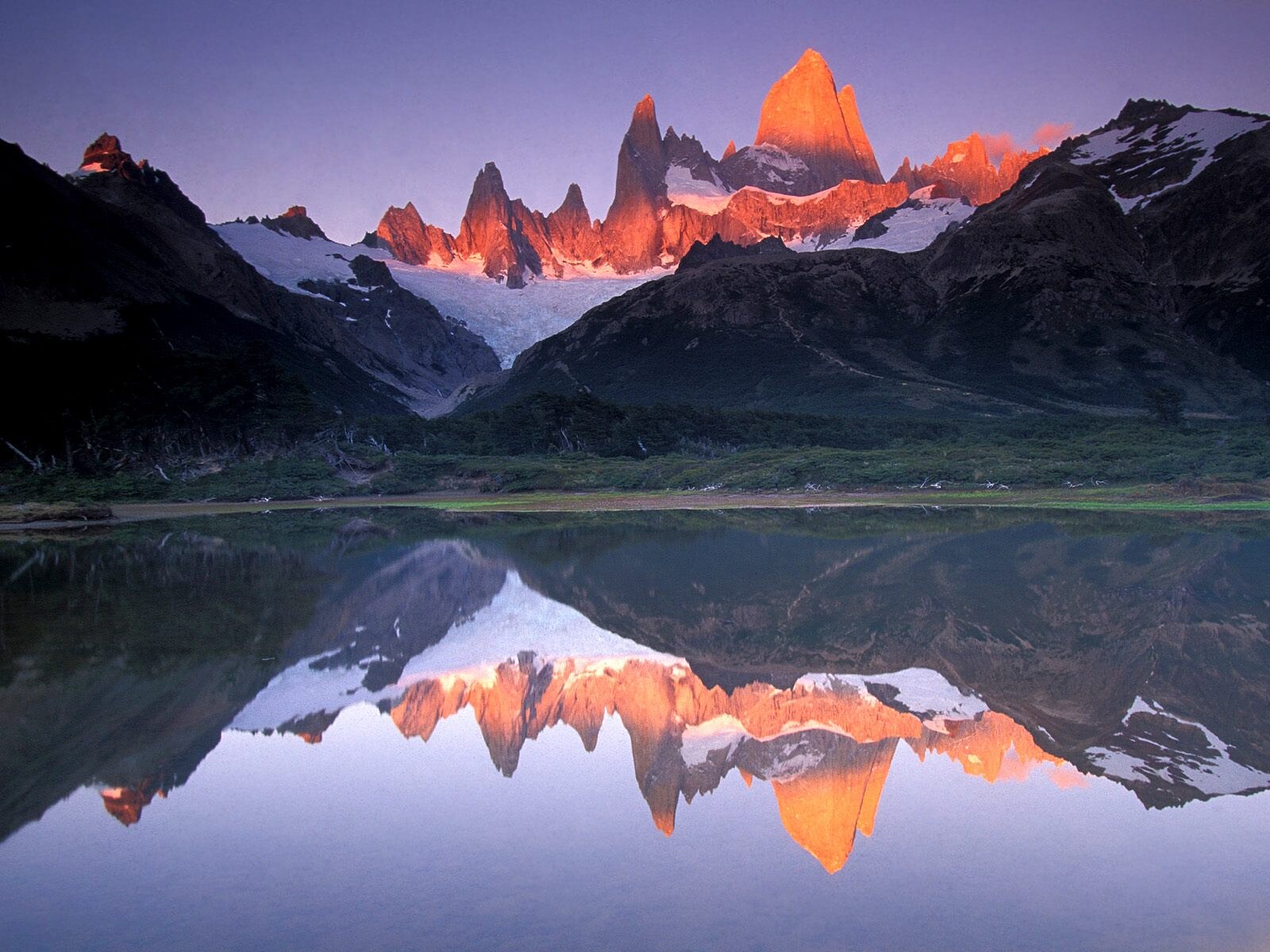 Cerro Fitz Roy nevado al amanecer, reflejado en la laguna, en El Chaltén, Patagonia argentina